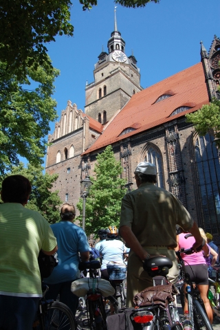 Deutsche-Politik-News.de | Radler vor der St. Katharinenkirche in Brandenburg an der Havel