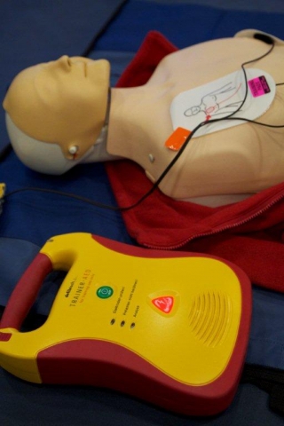 Deutsche-Politik-News.de | Wenn jede Sekunde zhlt: Auch Laien knnen einen Defibrillator einsetzen.