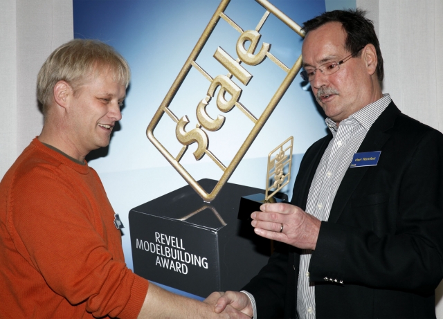 Deutsche-Politik-News.de | Revell Geschftsfhrer Hans Ulrich Remfert bergibt den Scale Award 2011 an den Sieger Ingo Hartmann 