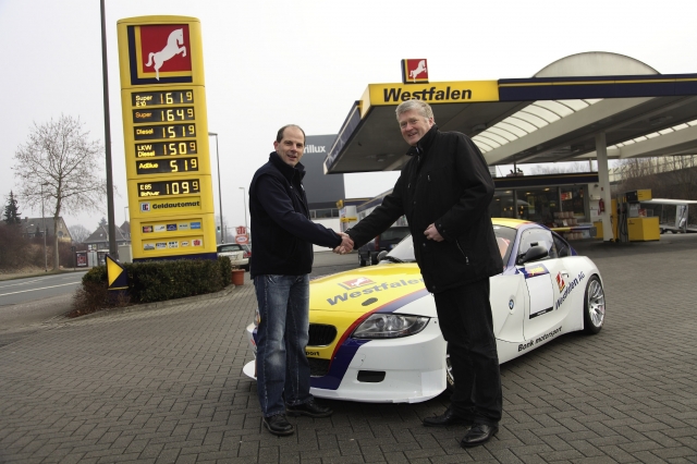 News - Central: Michael Bonk (li.), Geschftsfhrer der Bonk Motorsport KG, und Joachim Burbank, Leiter Cardservice Westfalen AG, vor dem umgebauten BMW Z4.