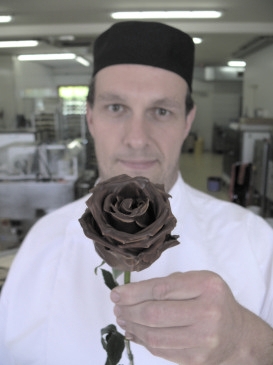 Landwirtschaft News & Agrarwirtschaft News @ Agrar-Center.de | Eine echte Rose mit hochwertigster Schokolade berzogen - ein edles Geschenk und eine Weltprmiere