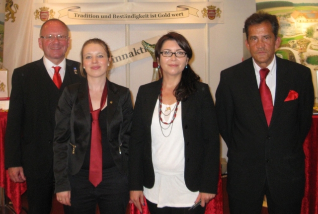 Deutsche-Politik-News.de | Von links: Das MONARCHIS Promotion-Team mit Herr Gerhard Markof, Frau Tina Krger, Frau Karmer Aksoy, Herr Claus Rose
