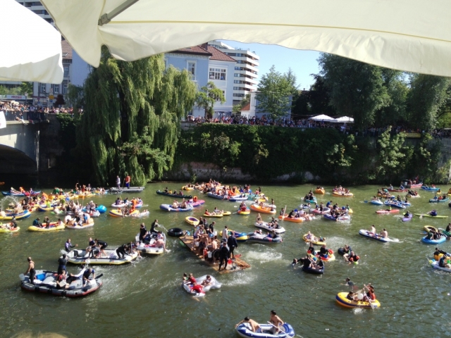 Deutsche-Politik-News.de | Nabader mit ihren Booten auf der Donau und zahlreiche Zuschauer am Ufer