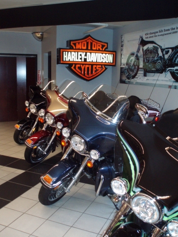 Hamburg-News.NET - Hamburg Infos & Hamburg Tipps | Kult-Bikes en masse: Blick in den Verkaufsraum von Kegel Harley Davidson