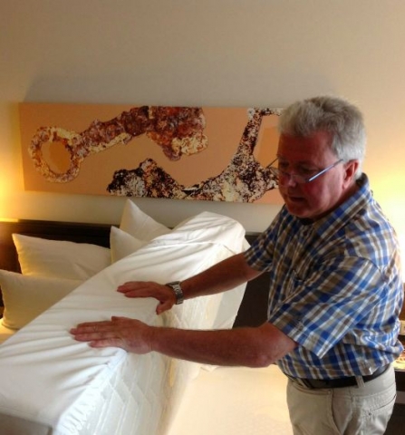 News - Central: Chefprfer (VDR-Hotelzertifizierung) Holger Leisewitz bei einem Matratzen-Hygienecheck