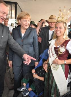 Landwirtschaft News & Agrarwirtschaft News @ Agrar-Center.de | Foto: Bundeskanzlerin Angela Merkel (m.) mit Bauernprsident Gerd Sonnleitner (li.) und der amtierenden Bayerischen Wollknigin Carina Scherpf (re.) auf dem Deutschen Bauerntag 2009 (Foto: Proplanta).