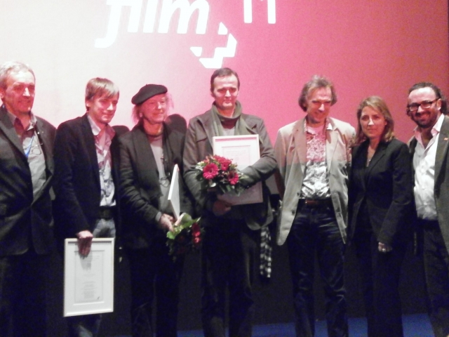 Deutsche-Politik-News.de | Die drei stellvertretenden Preistrger (ab 2.v.l.) bei der Preisverleihung im Filmforum des Museum Ludwig in Kln