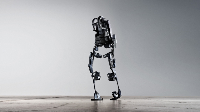 News - Central: Mit dem intelligenten, „anziehbaren“ Roboter Ekso knnen Querschnittgelhmte wieder aufstehen und gehen.