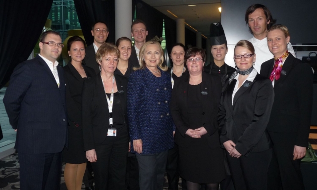 Deutsche-Politik-News.de | Hillary Clinton (mitte) im Kameha Grand Bonn