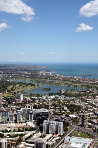 News - Central: Blick auf die Rennstrecke rund um Albert Park Lake und die Port Phillip Bay, Melbourne