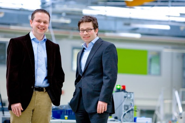 Deutsche-Politik-News.de | Links: Dr. Michael Bauer (CTO), rechts: Dr. Florian Holzapfel (CEO)