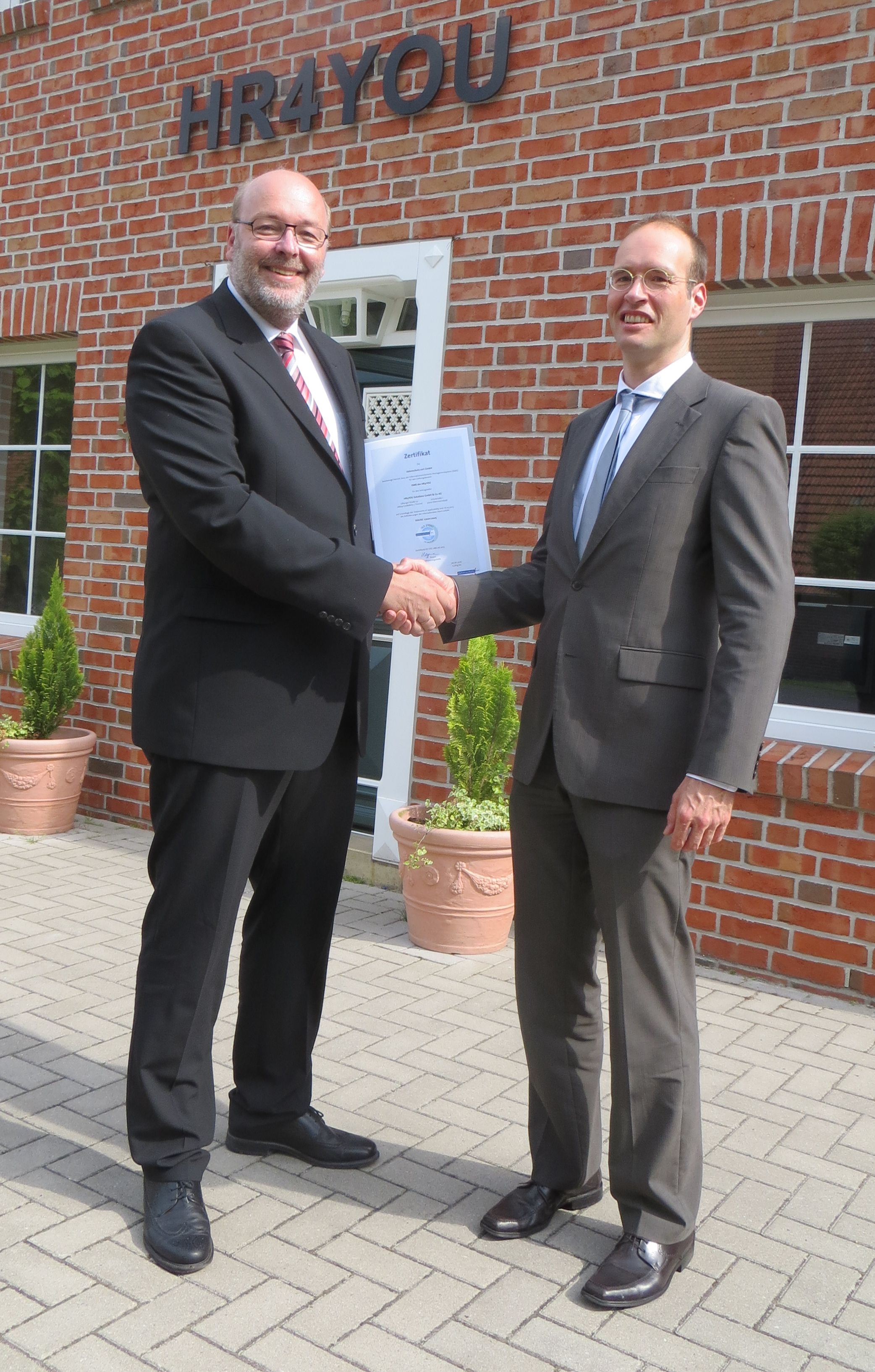 News - Central: Zertifikatsbergabe durch Dr. Snke Maseberg (rechts) an HR4YOU-Geschftsfhrer Axel Rekemeyer