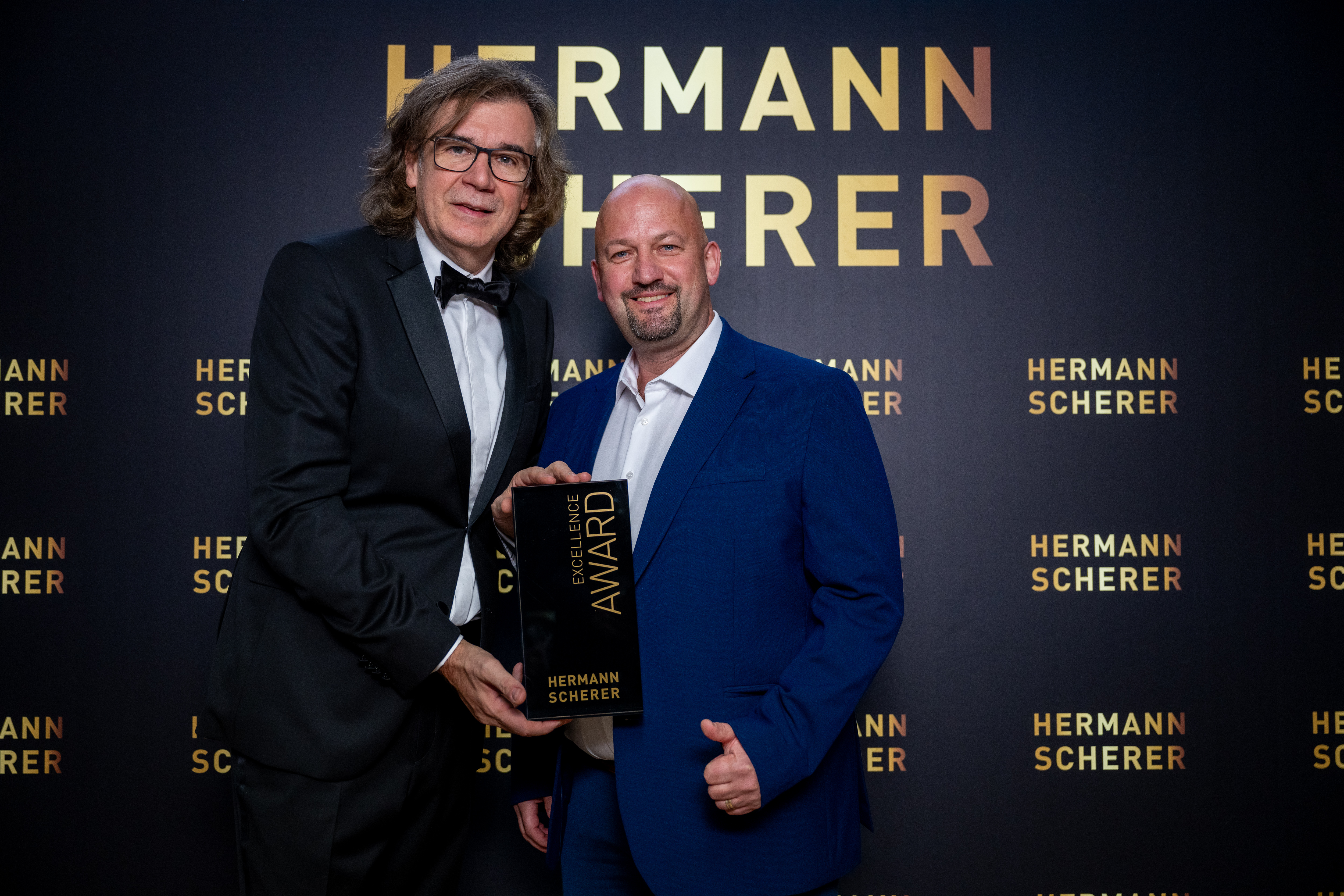 Hamburg-News.NET - Hamburg Infos & Hamburg Tipps | Award bergabe durch Hermann Scherer