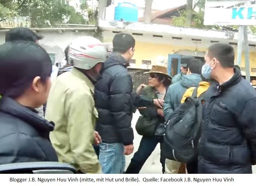 Deutsche-Politik-News.de | Blogger J.B. Nguyen Huu Vinh (mitte, mit Hut und Brille), umgeben von Schlgern