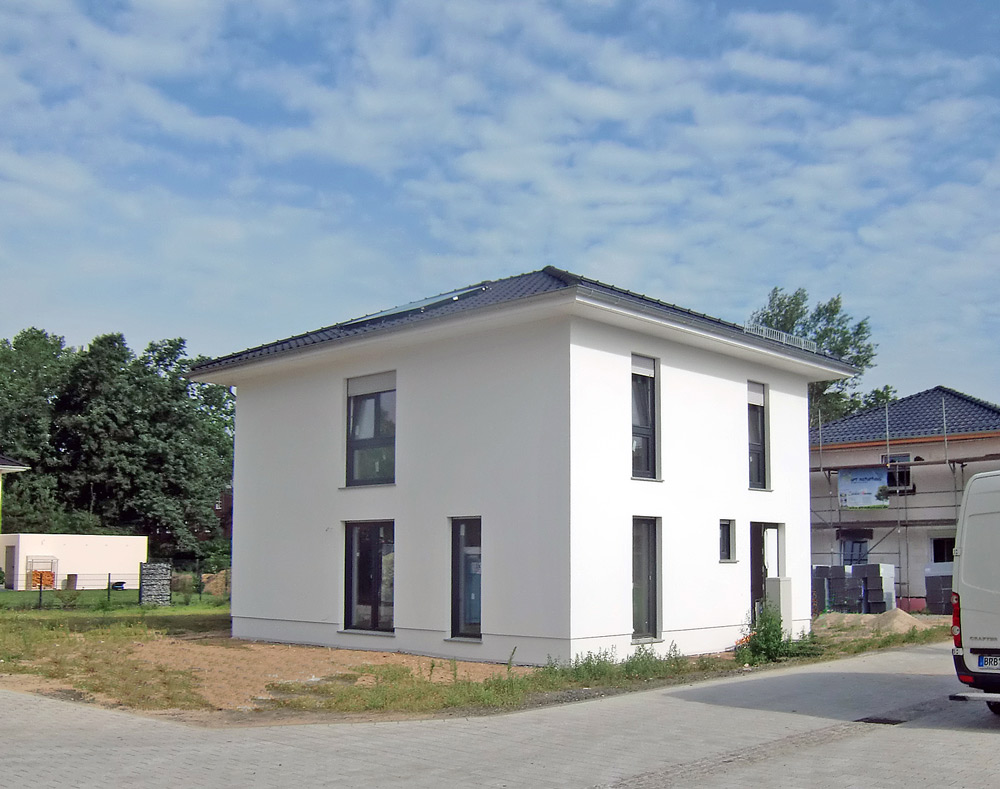 Deutsche-Politik-News.de | Die Stadtvilla Lugana kann am Wochenende in 14476 Potsdam besichtigt werden. Foto: Roth-Massivhaus